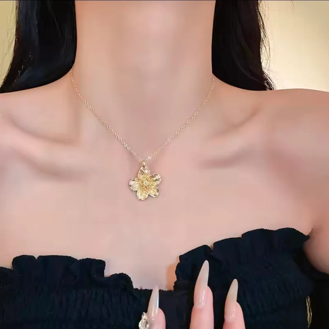 ✨ Minimalist Gold-Toned Blossom Flower Pendant Necklace ✨