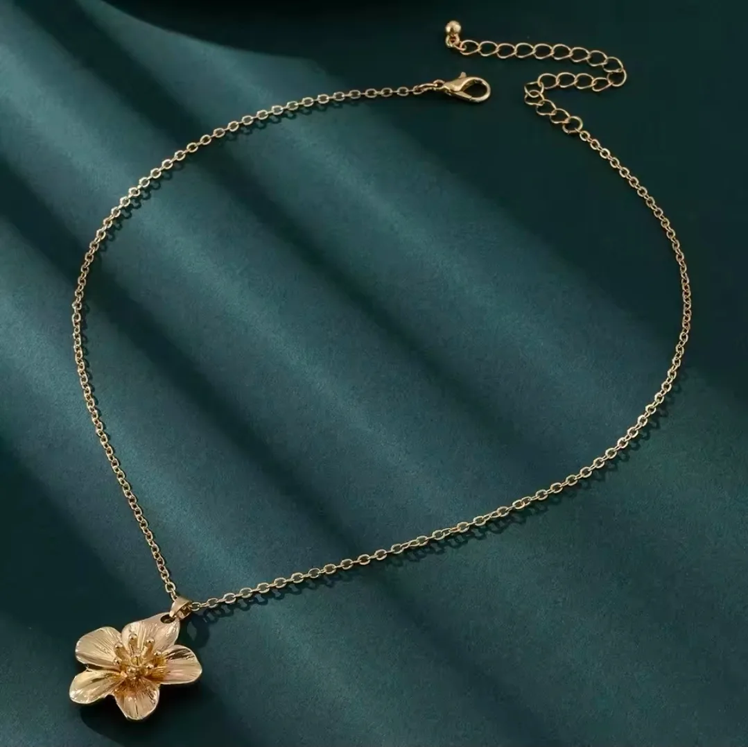 ✨ Minimalist Gold-Toned Blossom Flower Pendant Necklace ✨